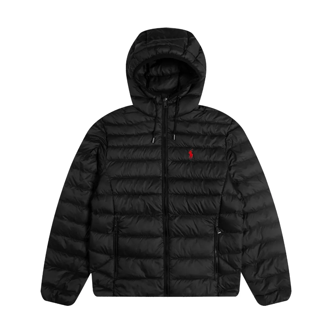 P560 White background picture [Popular in winter] Style number: 25115# Color: black/navy/grey apricot Size: S-XL - Ralph Lauren/Ralph Lauren 2025FW Winter popular half-covered high-collar hooded lightweight gall-free rib down jacket - the same as the original 400T gall-free nylon on the face Elastic hemming restraint Lightweight technological warmth - corn tooth high-quality resin zippers Large and small partition zippers Single version, single opening - ingenious restoration, full set of customized hardware and accessories, all details processed 100% - RL Ralph Lauren classic light rib down jacket. With the blessing of 25 years of rib fire, it firmly sits in the C position of this autumn and winter wardrobe. It has a light and fluffy touch. There is almost no burden on the upper body. One piece for winter in the south. It can be used as an inner layer in the north. The hood/hem can be flexibly adjusted for tightness. It can be worn for daily commuting or light outdoor scenes while keeping warm. It can also present a smart and lightweight style and texture. Regular fit. Genderless upper body. Highly recommended.